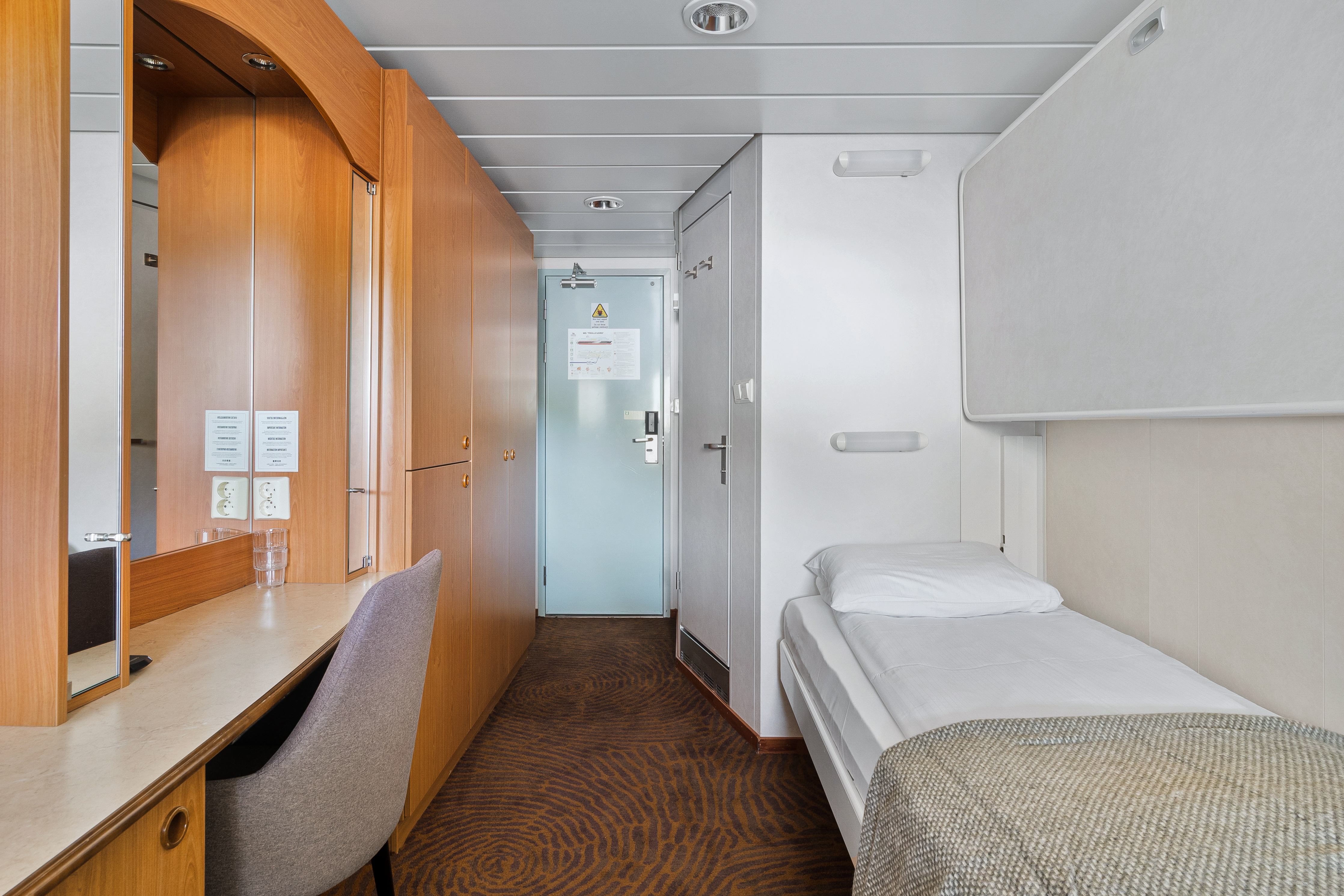 Polar Outside | Triple on middle deck with window (restricted view)